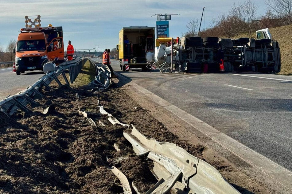 Der Betonmischer hat die Mittelleitplanke beim Aufprall dem Erdboden gleichgemacht