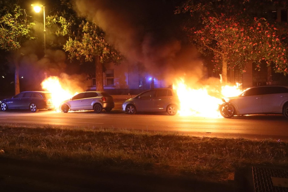 Der letzte Einsatz für die Nacht: Mit zwei Löschfahrzeugen rückte die Feuerwehr zu einem Brand nach Neukölln aus.