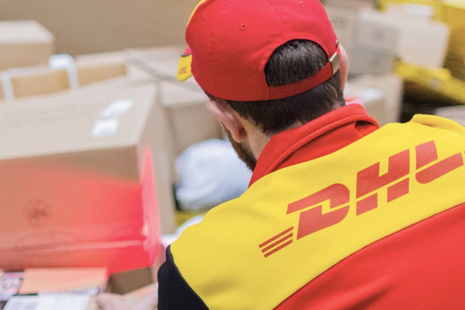 Im Hamburger Stadtteil Schnelsen gibt es nun die erste bundesweite klimaneutrale Paket-Zustellbasis der Deutschen Post DHL. (Symbolbild)