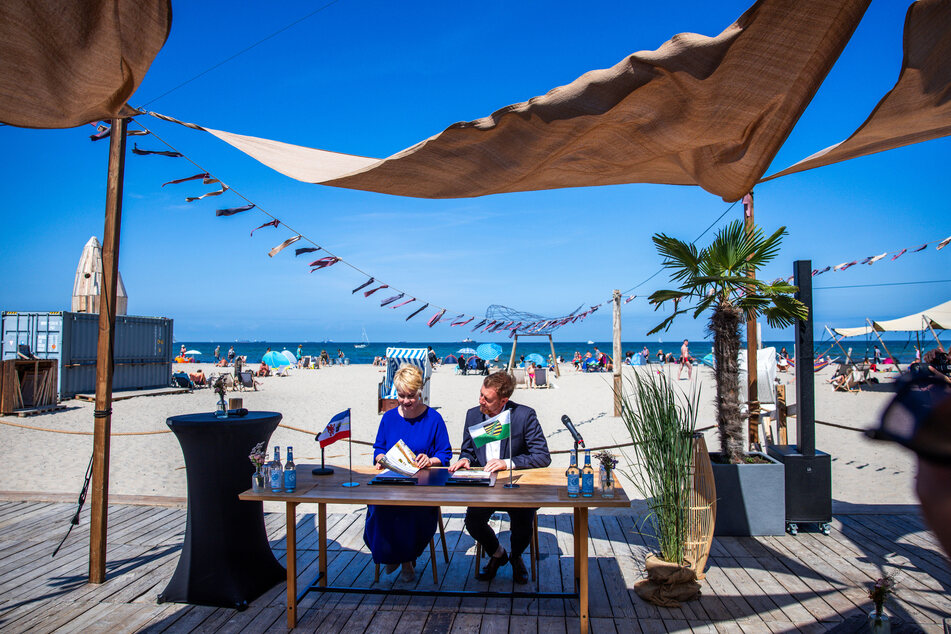 Bei traumhaftem Wetter unterschrieben Schwesig und Kretschmer eine Tourismuskooperation.