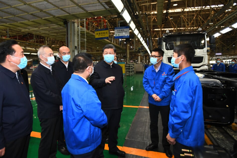 Xi Jinping (3.v.r), Präsident von China, inspiziert einen Automobil-Hersteller in der Stadt Xi'an.