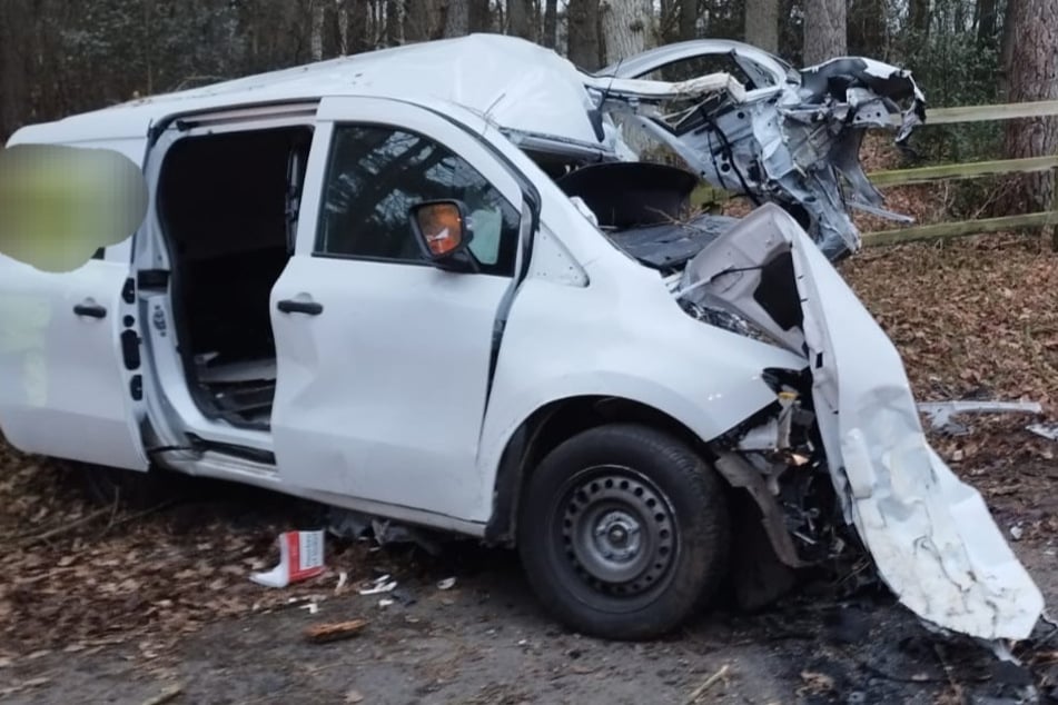Der Lieferwagen wurde durch den heftigen Aufprall völlig zerstört.
