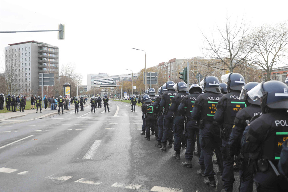 Am Georgplatz warteten einige Polizeibeamte und nahmen die Personalien der Protestierenden auf.