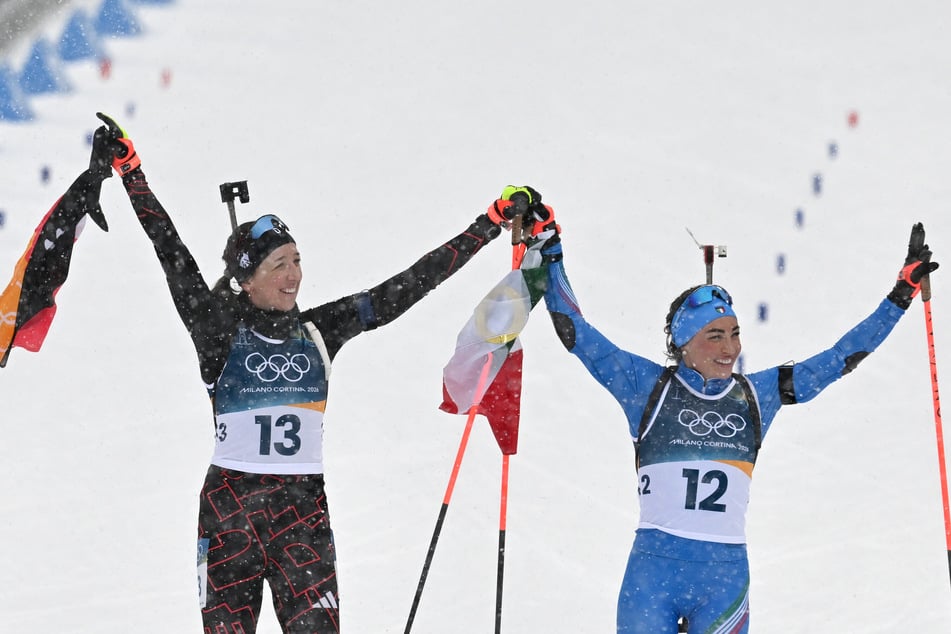 Preuß (l.) und Dorothea Wierer lassen sich feiern.