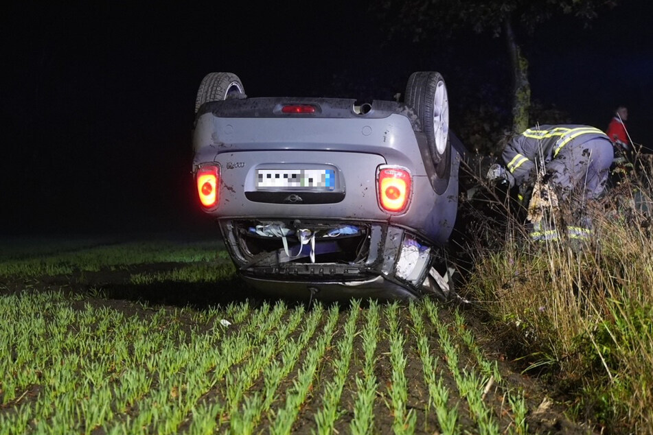 Ein BMW Mini überschlug sich am gestrigen Freitagabend auf einem Feld im Hoyerswerdaer Ortsteil Schwarzkollm.