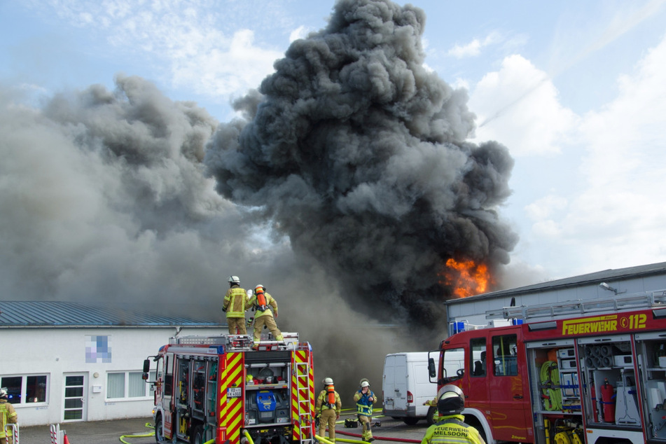 Dunkle Rauchwolke: Drei Verletzte bei Feuer in Reifenhandel