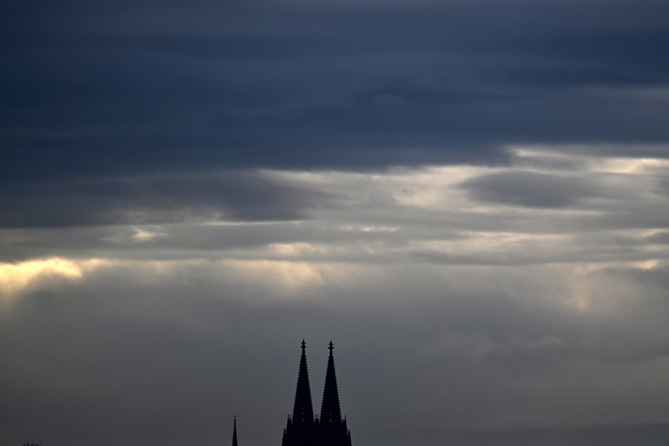 Grau in grau: In Köln wird es auch in den nächsten Tagen kalt, trüb und stellenweise glatt. (Archivfoto)