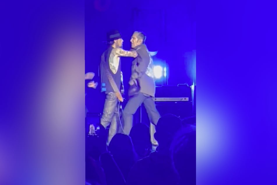 Singer Perry Farrell (r.) fought with his guitarist Dave Navarro in front of fans at Jane's Addiction's latest show in Boston.