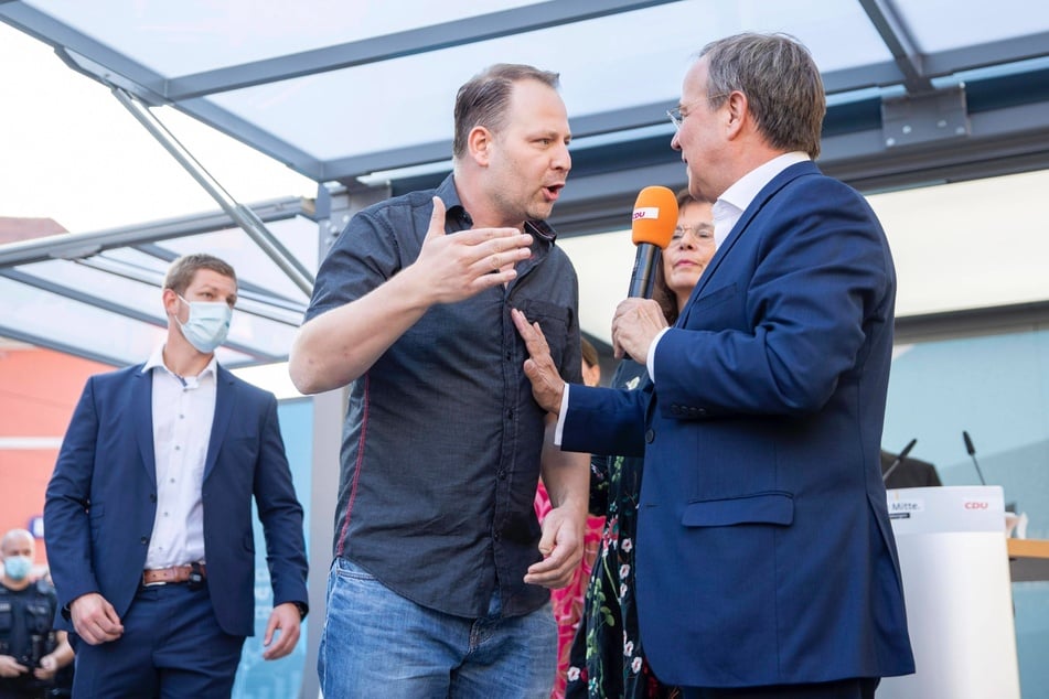 Thomas B. war 2021 bei einem Wahlkampfauftritt von Armin Laschet (64, CDU) auf die Bühne gestürmt. Der CDU-Politiker hielt ihn jedoch auf Abstand.