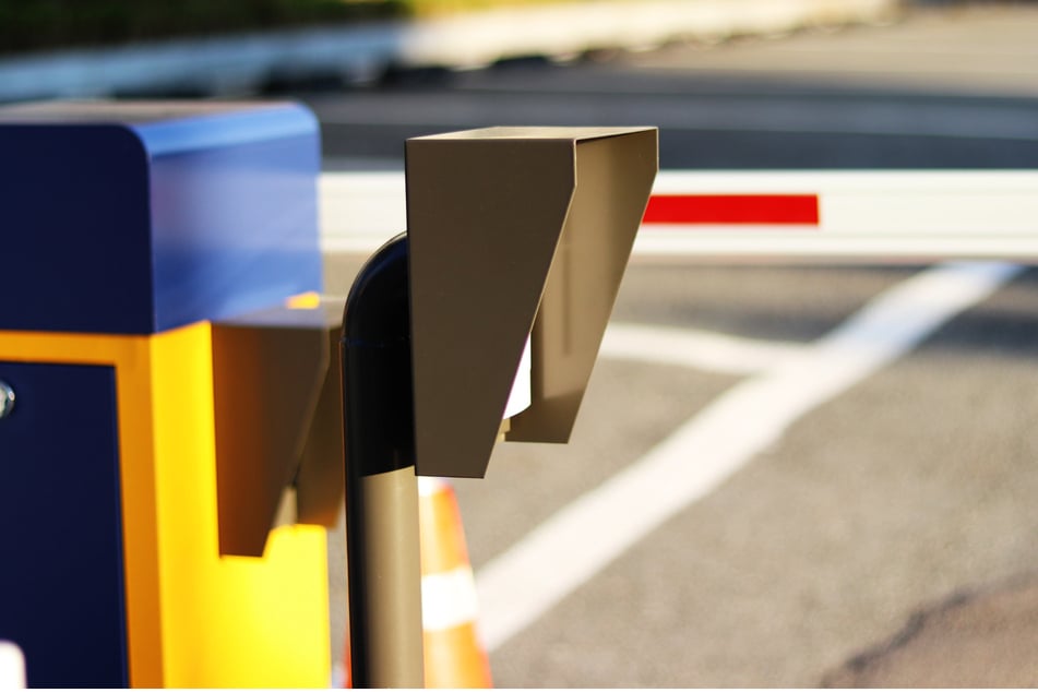Der Mann hatte zu weit vom Ticketautomaten an der Schranke entfernt geparkt. Als er sich weit aus dem Seitenfenster lehnte, kam er wohl aus Versehen auf das Gaspedal. (Symbolfoto)