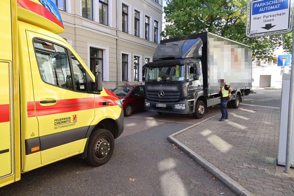 In der Jägerstraße in Chemnitz wurde am Dienstag eine Frau von einem Lkw erfasst. Rettungskräfte und Polizei waren vor Ort.
