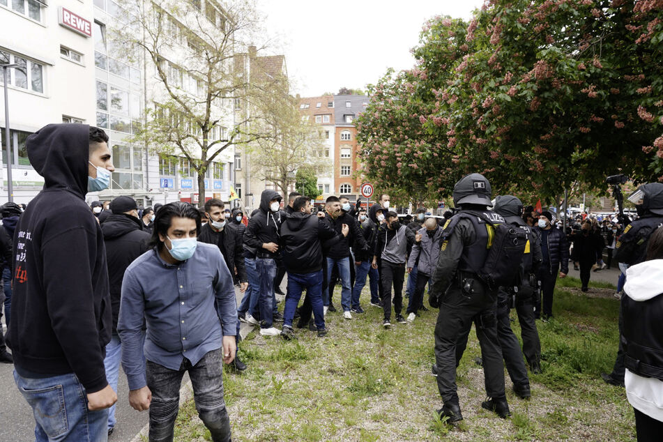 Die Stuttgarter Polizei berichtet von Anfeindungen, verbotenen Ausrufen sowie Provokationen bei der Demonstration auf dem Marienplatz und musste bei einer körperlichen Auseinandersetzung eingreifen.