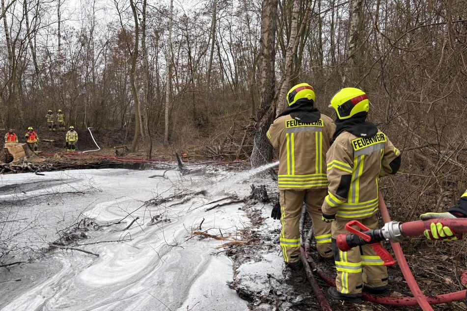Zusätzlich wurde dem Löschwasser ein Schaummittelzusatz beigemischt.
