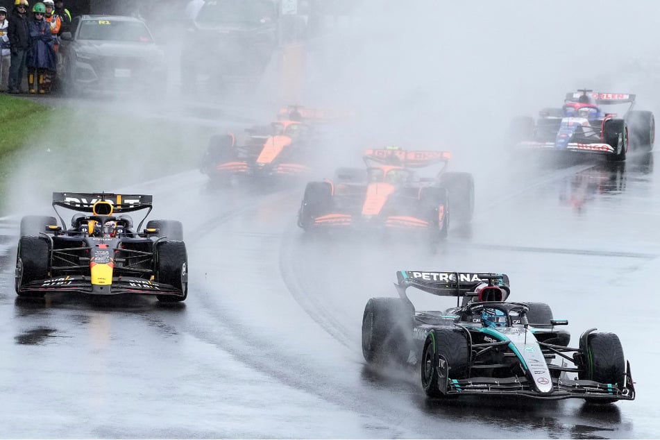 Beim Start hatte George Russell (26, vorne rechts) in seinem Mercedes zunächst noch die Nase vorn.