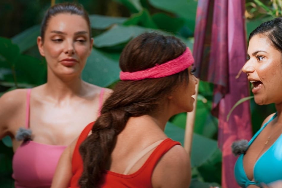 Kader baut sich vor Tanja auf, die ihre Konkurrentin schließlich von sich wegstößt.