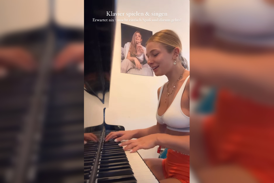 Lola Weippert (26) sitzt in ihrer Instagram-Story am Klavier und singt.