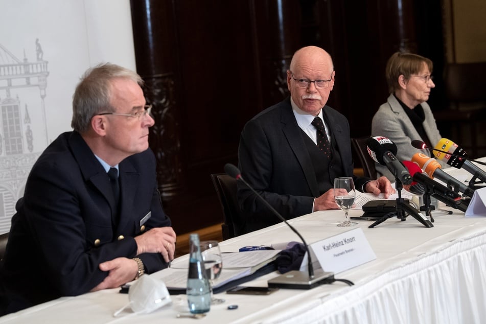 Karl-Heinz Knorr (l-r), Ulrich Mäurer (SPD) und Karen Buse sprechen bei einer Pressekonferenz über die Vorwürfe gegen Teile der Bremer Feuerwehr.