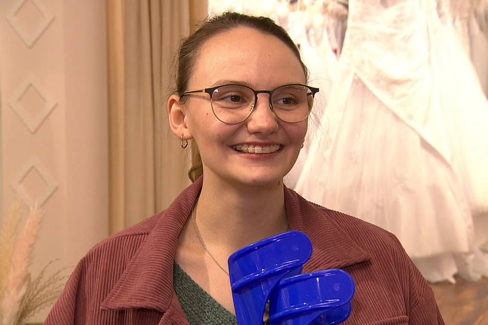 Celine (22) sucht auf Krücken ihr Traumkleid.