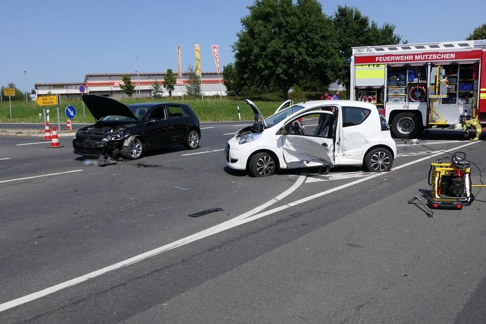 Eine Frau wurde durch den Crash verletzt und musste in ein Krankenhaus gebracht werden.