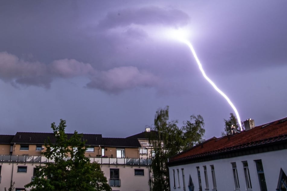 Er ging durch Wohnzimmer und Terrasse: Frau übersteht Blitzeinschlag in Wohnung