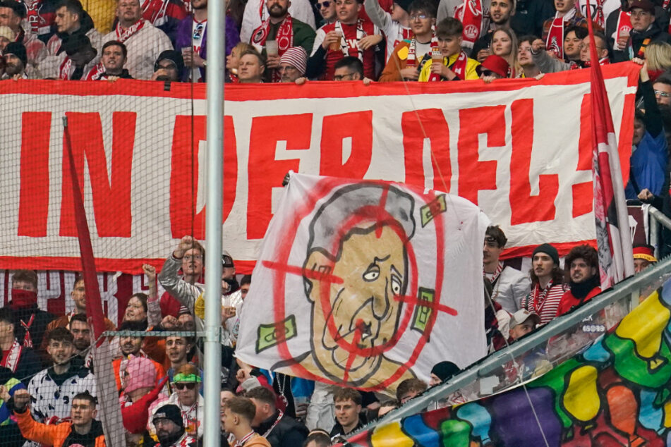 Woche für Woche protestieren die Fans in den Fußballstadien gegen den möglichen Investoren-Einstieg bei der DFL.