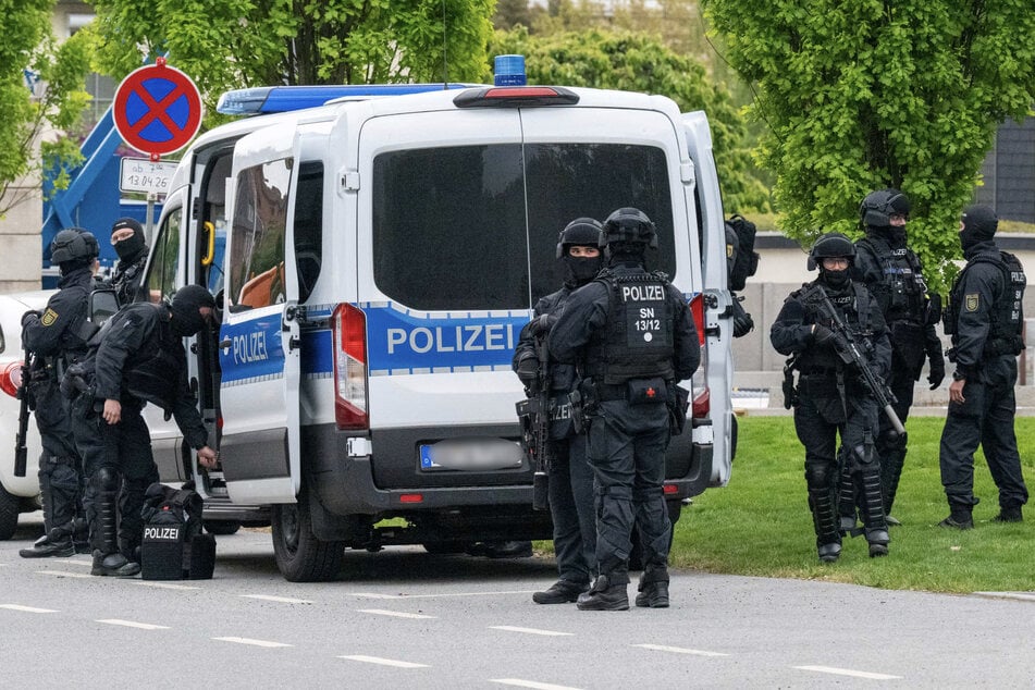 Einsatzkräfte sollen in die Görlitzer Straße und die Chopinstraße ausgerückt sein.