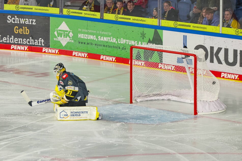 Krefelds Goalie Felix Bick (31) hatte hier im Hinspiel keine Chance, als Yannick Drews (27) die Scheibe nach 98 Sekunden in seinem Kasten unterbrachte. Geht's am heutigen Freitag wieder so schnell für die Eislöwen?