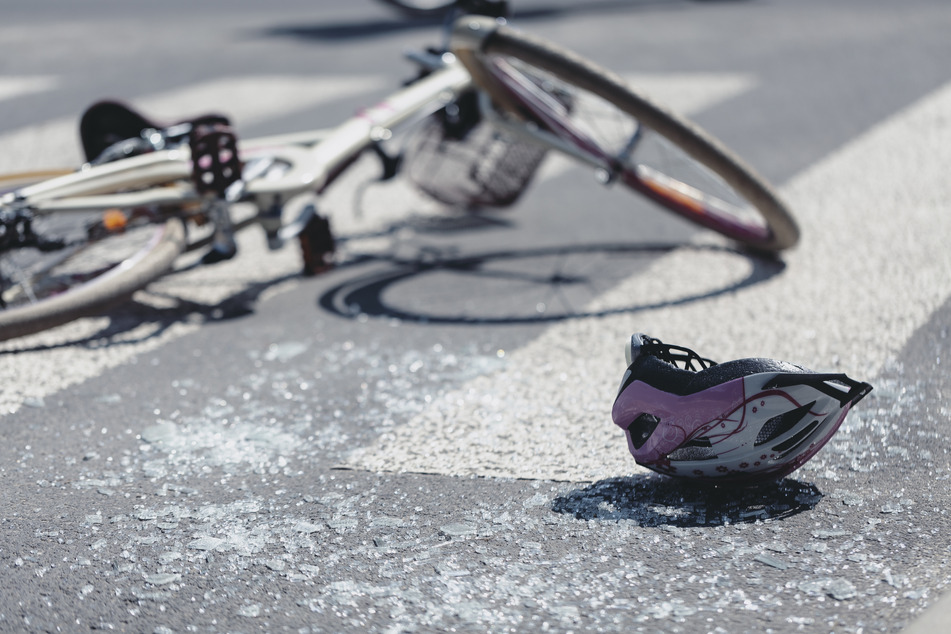 Ein Radfahrer stürzte und wurde schwer verletzt. (Symbolbild)