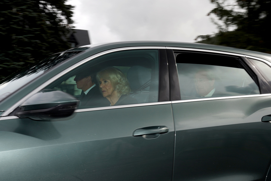 Der neue König Charles III. (73, r) und seine Frau Camilla (75) verlassen in einem Fahrzeug ihren schottischen Landsitz Birkhall.
