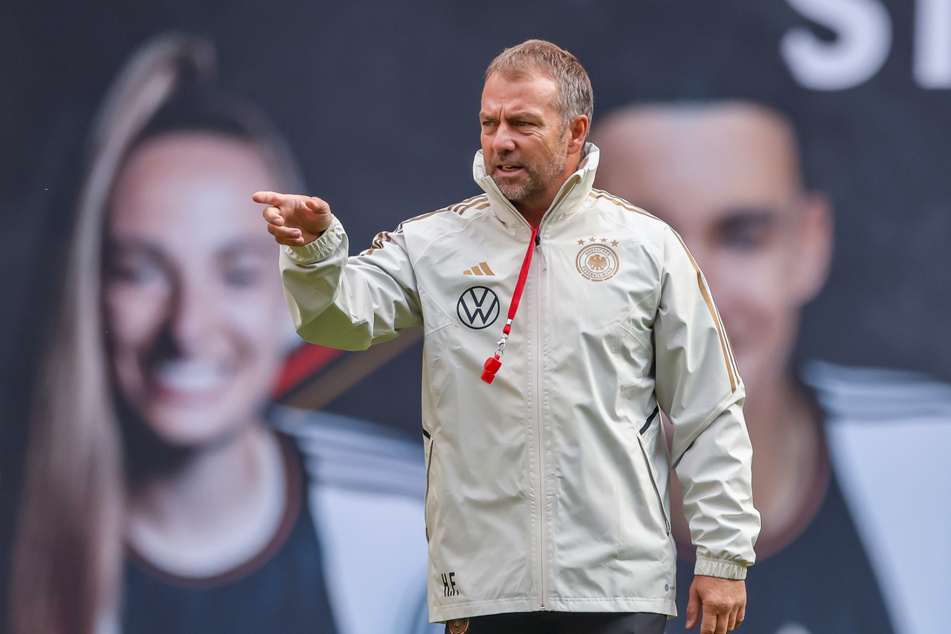 Trainer Hansi Flick (57) will mit der deutschen Nationalmannschaft bei der WM 2022 im ersten Schritt die Gruppenphase überstehen.