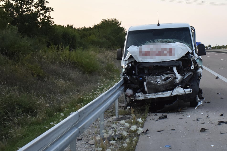 Auffahrunfall auf der A9: Transporter kracht in Lkw, Fahrer wird verletzt