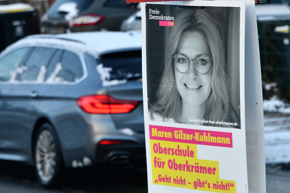 Ein Wahlplakat von Maren Gilzer in Oberkrämer.