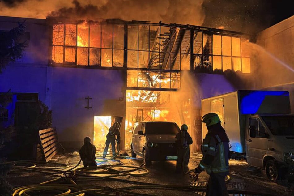 Berlin: Berliner Lagerhalle brennt lichterloh, Feuerwehr muss Inferno verhindern