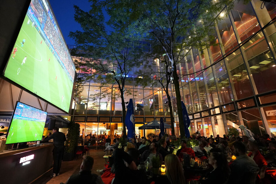 Im Stadtgarten der Sportsbar 35 Millimeter kann man die EM 2024 beim Public Viewing genießen.