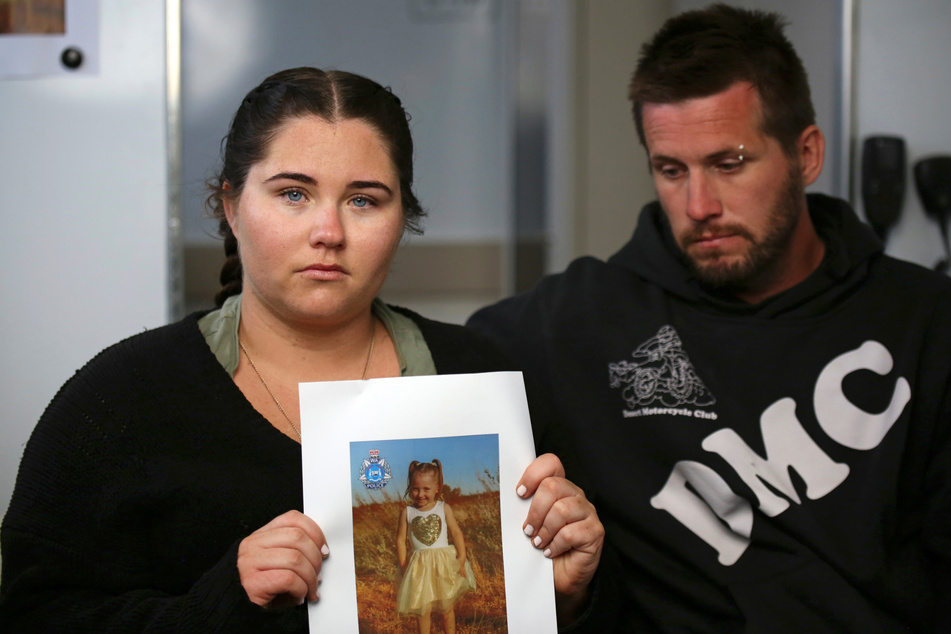 So verzweifelt sahen die Eltern Ellie Smith (l) und ihr Partner Jake Gliddon aus, bevor ihre Tochter gefunden wurde.
