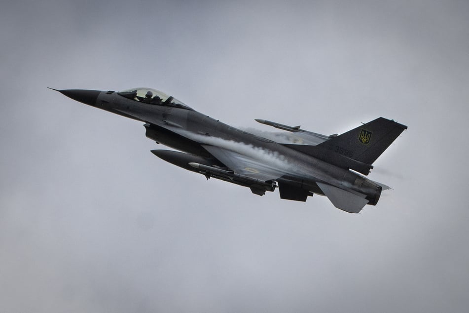 Ein F-16-Kampfjet der ukrainischen Luftwaffe im Flug.