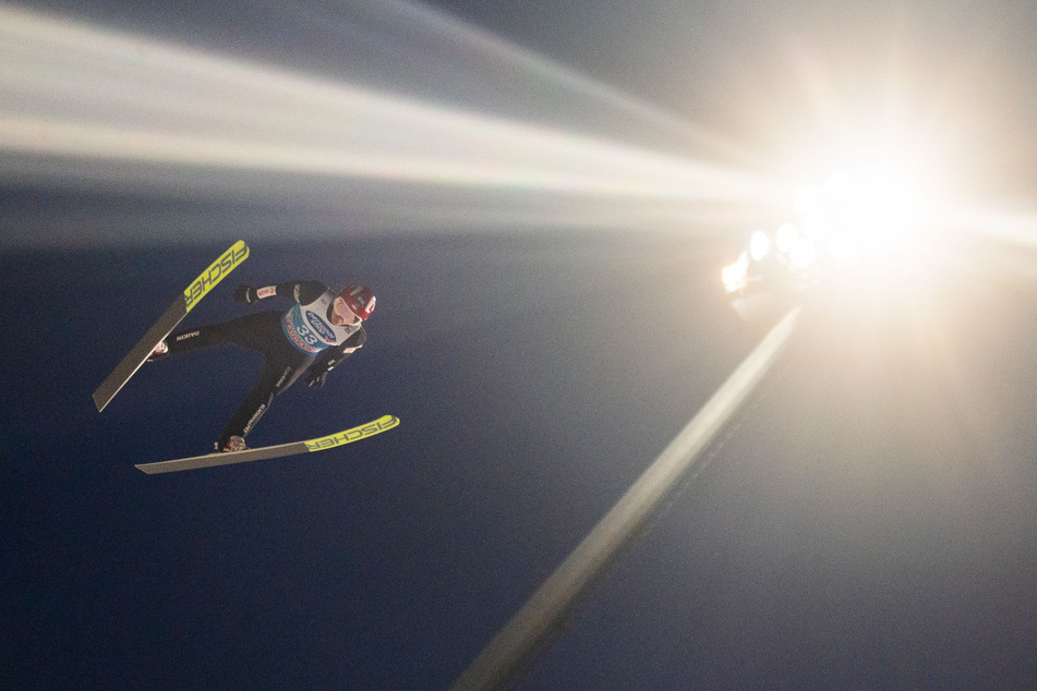 Trotz der Störung sorgten die Ski-Stars im Flutlicht von Bischofshofen für spektakuläre Bilder.