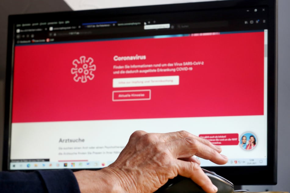 Eine Rentnerin informiert sich im Internet über die Vergabe von Corona-Impfterminen.