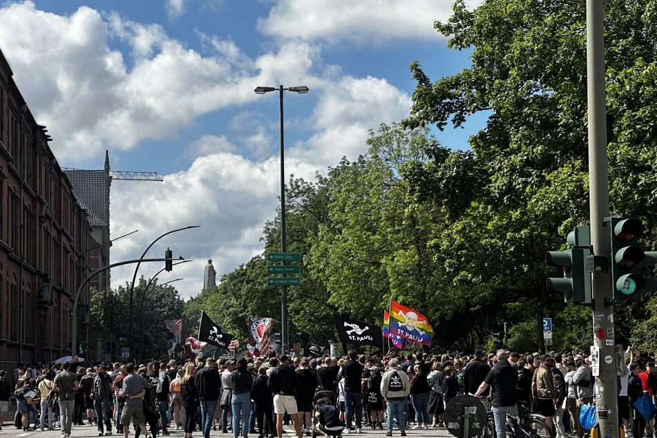 Die Fans des FC St. Pauli sind mit Fangesängen auf dem Weg ins Millerntor.