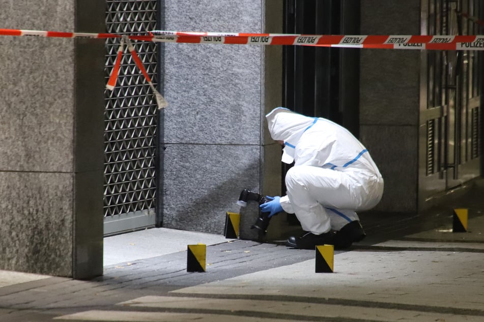 Die Polizei sicherte nach den Schüssen auf ein Uhren-Geschäft in der Kölner Innenstadt Spuren.