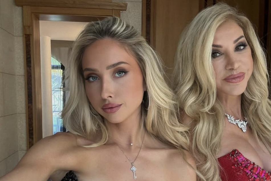 Für dieses Selfie mit Tochter Shania (21) hat die 60-Jährige ordentlich einstecken müssen.