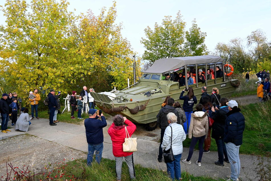 Am Sonntag versammelten sich zahlreiche Leute am Störmthaler See, um "Krysta1" zu verabschieden.