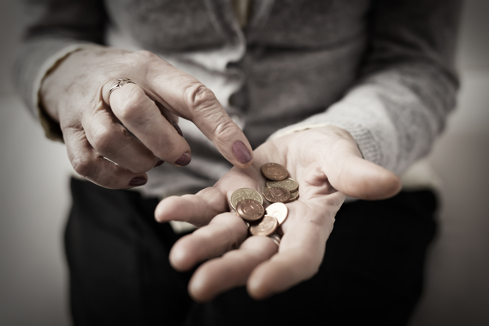 Die Rentnerin übergab dem Betrüger eine niedrige vierstellige Summe Bargeld. (Symbolbild)