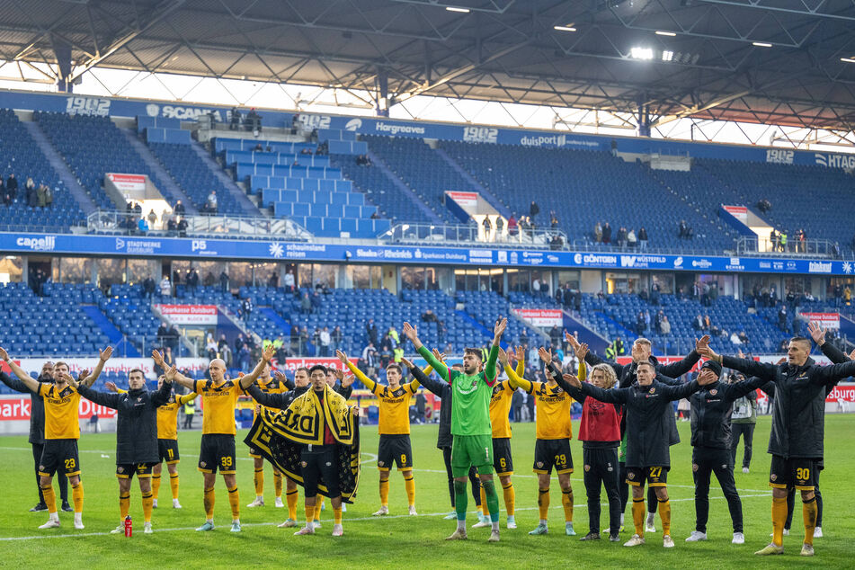 Das 13. Mal in dieser Saison konnten die Dynamos nach dem Spiel in Duisburg mit ihren Fans einen Sieg feiern. 40 Punkte gab's in der Hinserie insgesamt.