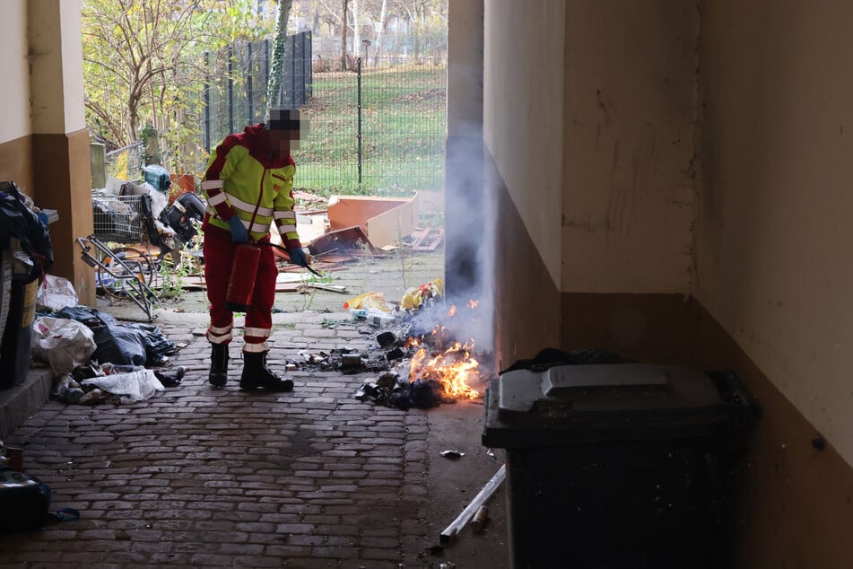 In der Hauseinfahrt war Müll in Brand geraten - die Feuerwehr rückte an.