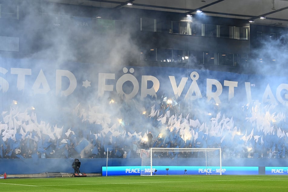 Optisch schön, aber eben nicht von allen erwünscht. Fans des schwedischen Erstligisten Malmö FF sorgen immer wieder mit beeindruckenden Choreografien für Gänsehaut-Momente. Nicht selten kommt dabei aber auch Pyrotechnik zum Einsatz.