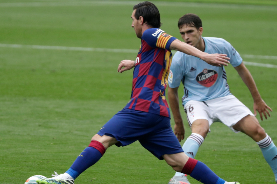 Lionel Messi (33,l.) beim Spiel gegen Celta Vigo noch im Barcelona-Trikot.