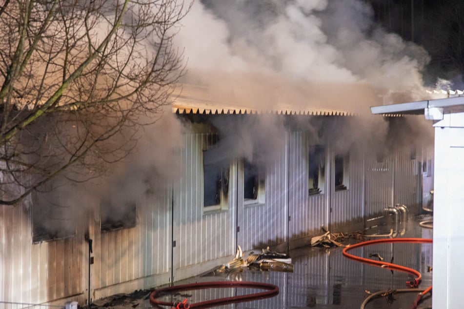 Die Feuerwehren Pfaffenhain, Jahnsdorf, Leukersdorf, Adorf, Niederdorf und Stollberg sowie zwei Kreisbrandmeister waren im Einsatz, um den Brand zu löschen.