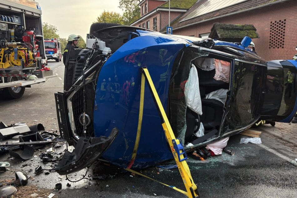 Die Feuerwehr musste den Fahrer (50) aus dem Wagen befreien.