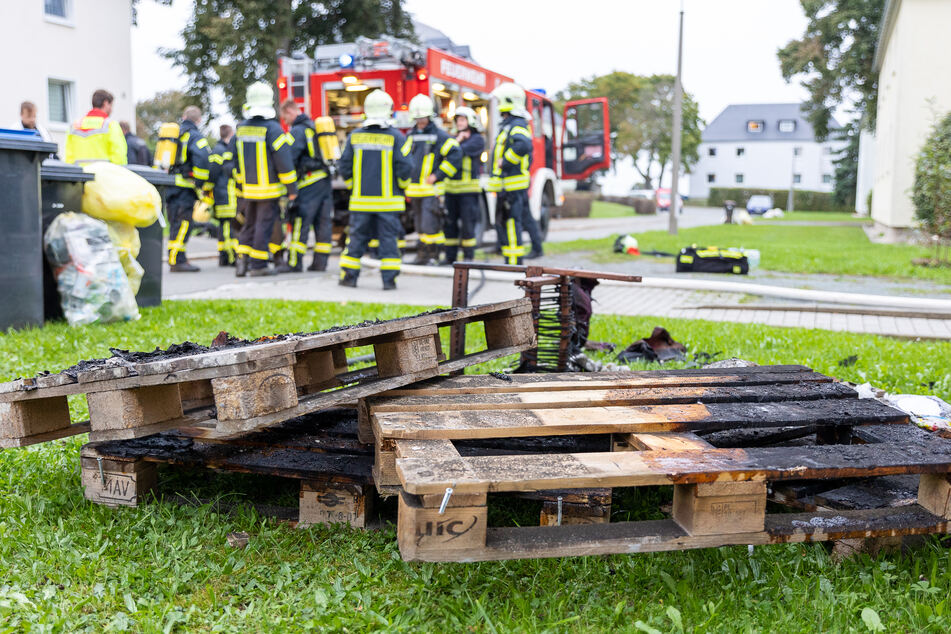 Wohnungsbrand im Vogtland: Europaletten gehen in Flammen auf